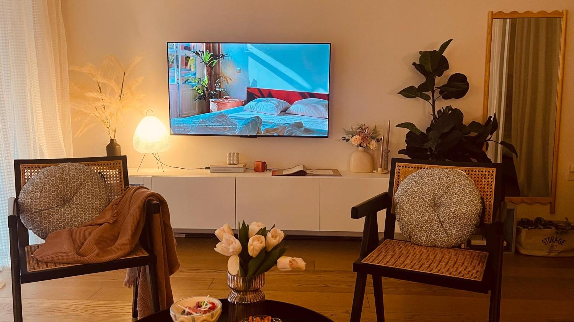 Collins Paris End Suite- 2 Bedrooms With Balcony — Photos 1