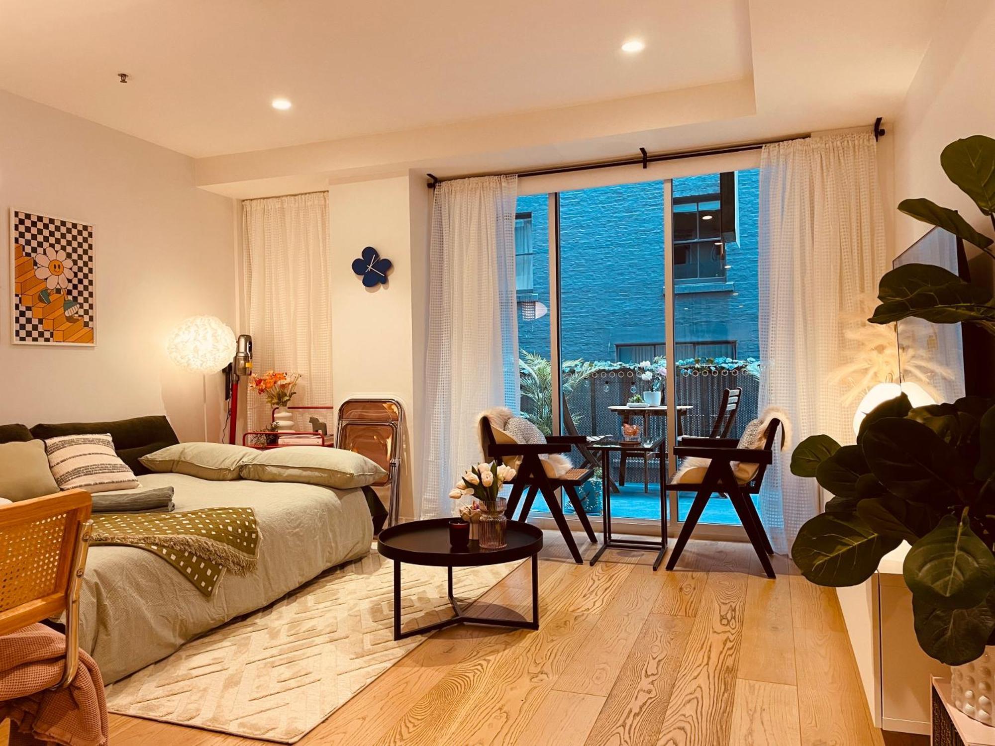 Collins Paris End Suite- 2 Bedrooms With Balcony — Photos 2